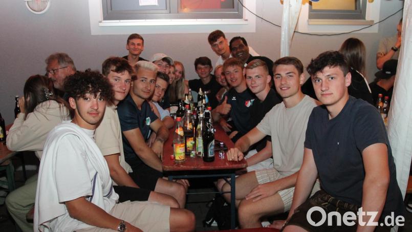 Die prächtige Festatmosphäre genießt auch der Geistliche Beirat der DJK, Pfarrer John Subash Vincent (hinten, rechts). Bild: pi