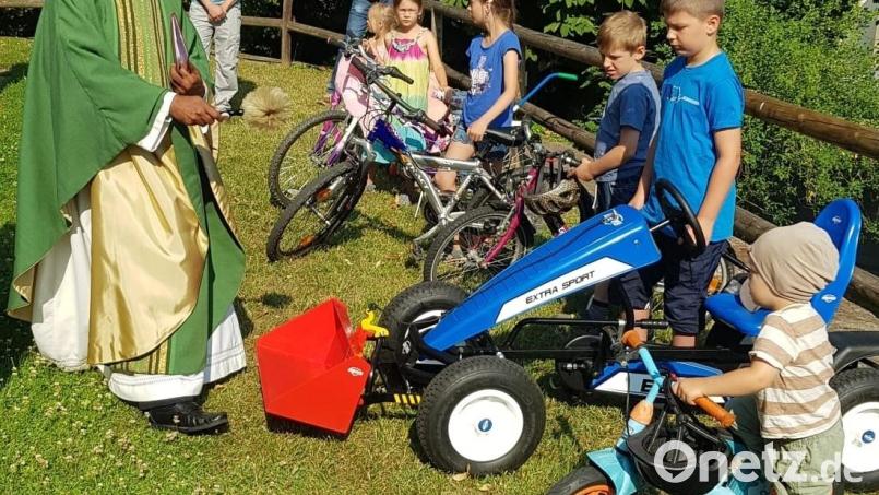 Pfarrer Johnson Varakaparambil segnet die Fahrzeuge der Kinder. Bild: M. Kirchberger/exb