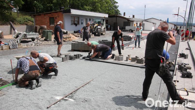 Bis Ende Juli sollen die Asphaltstockbahnen auf dem ASV-Gelände fertiggestellt sein. Möglich wird das durch engagierten ehrenamtlichen Einsatz eines Teams, dem bis zu 15 Leute aus den Reihen der Mitglieder angehören. Bild: kro