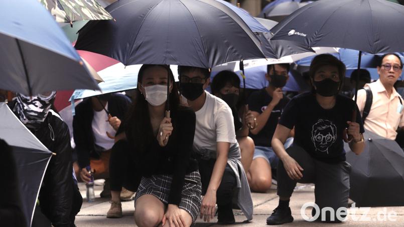 immer wieder kommt es in Hongkong zu Protesten wie hier bei einem &quot;Lunch Hour Flashmob&quot;. Die Teilnehmer blockieren knieend eine der Hauptstraßen im Stadtteil Central. Bild: Liau Chung-Ren
