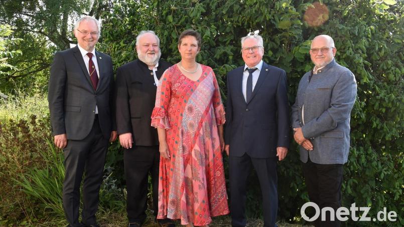 Die Vorstandsriege der Lions Tirschenreuth bei der Amtsübergabe von Pastpräsidentin Heike Kunte (Dritte von links) an Präsident Albert Saller (Vierter von links). Bild: Lions-Club Tirschenreuth/exb