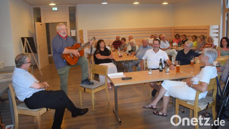 Direktor Manfred Strigl (links) und die Besucher sind begeistert vom singenden Jörg aus Altona. Bild: fz