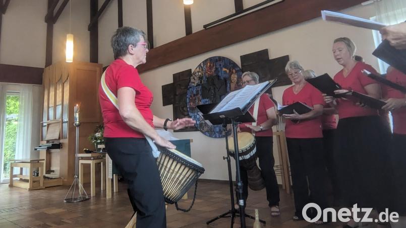 Nach der ersten Community Church folgte nun die monatliche Abendmahlsfeier im Andreas-Hügel-Haus, den die Trommelgruppe Cababana bereicherte. Bild: ads
