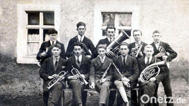 Die „Feuerwehrkapelle Dießfurt“ im Gründungsjahr 1923: (stehend, von links) Michael Walberer, Georg Brüderer, Wolfgang Holzer, Hans Meiler, 
Josef Walberer, (sitzend von links) Max Walberer, Anton Wolfbauer, Rupert Walberer, Josef Kohl, Rupert Walberer. Archivbild: Musikkapelle Dießfurt