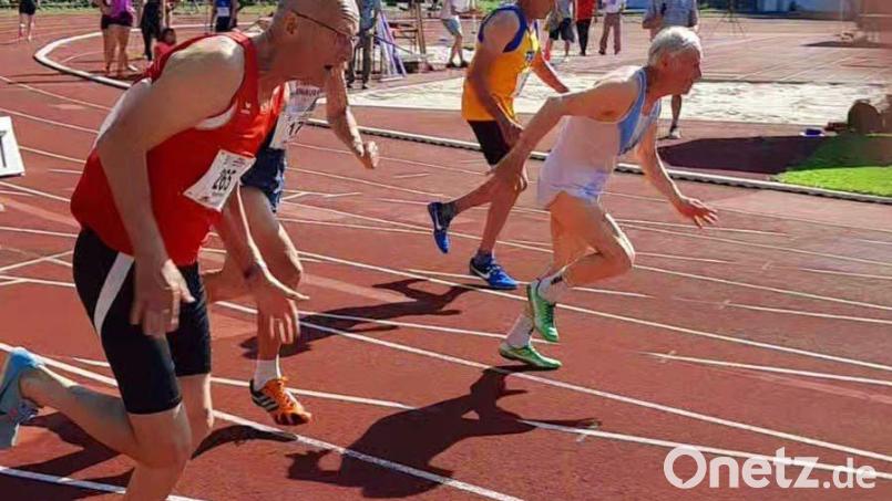 Karl Schmid (weißes Trikot) nach dem Start beim 100-Meter-Lauf. Bild: Schmid