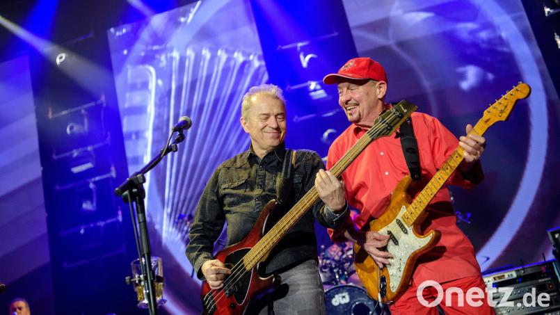 Sänger und Bassist Günther Sigl (links) und Gitarrist Barny Murphy 2017 im Rahmen des Jubiläumskonzerts der Spider Murphy Gang in der Olympiahalle in München. Archivbild: Matthias Balk/dpa