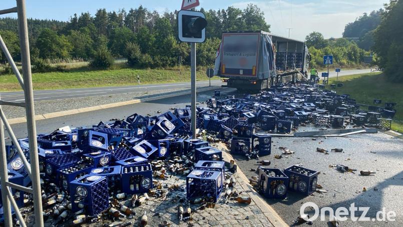 Bierkisten liegen nach einem Unfall an der Fahrbahn. Bild: --/Polizeiinspektion Kulmbach/dpa