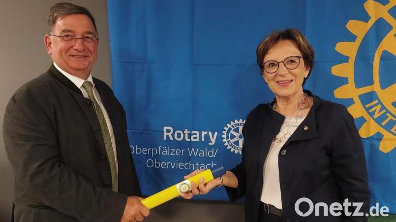 Staffelstabübergabe beim Rotary Club Oberviechtach: Gerhard Hartfeld übergibt das Präsidentenamt an Emilia Müller. Bild: R. Frauendorfer/exb