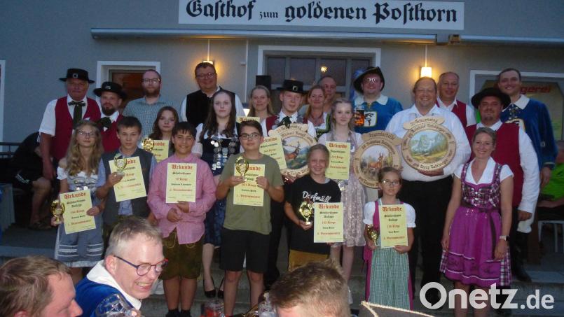 Die neuen Regenten und Vereinsmeister der Hubertus-Schützen. Die Nachwuchsschützen sind stolz auf ihre ersten Urkunden. Ihnen gratuliert Bürgermeistervertreter Thomas Schönberger (hinten, Vierter von links). Bild: bk