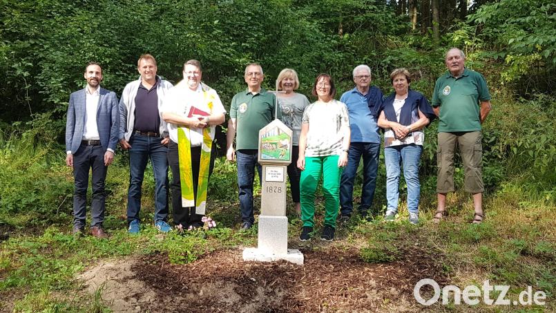 An einem tödlichen Unfall vor 145 Jahren im Kurpark Moosbach erinnert diese Granitsäule. Pfarrer Udo Klösel erteilte ihr in Anwesenheit von OWV-Mitgliedern und Bürgermeister Armin Bulenda den kirchlichen Segen. Bild: gi