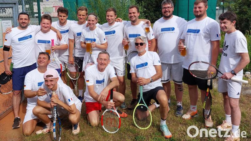 Die deutsch-französische Freundschaft stand beim Turnier zwischen Tennissportlerinnen und -sportlern aus Waldsassen und aus Marcoussis im Vordergrund. Bild: kro