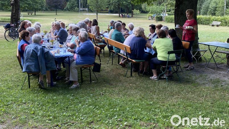Senioren ließen es sich am Bursweiher bei Kaffee und Kuchen gut gehen Bild: Josef Glas