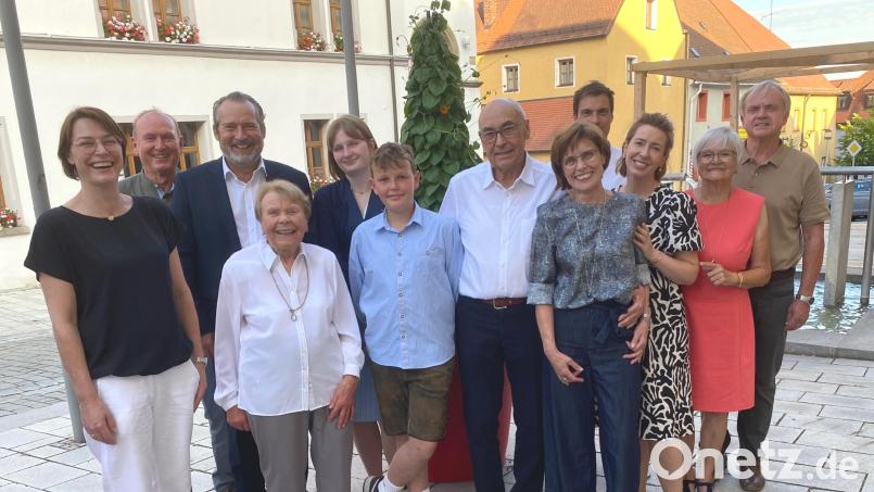 Dr. Josef Pürner (Mitte) feiert mit der Familie und Freunden seinen 80.Geburtstag. Im Bild von links Tochter Katrin Duschner, Schwiegersohn Erich, Bürgermeister Frank Zeitler, Ida Sobiegalla, die Enkelkinder Antonia und Sebastian, Ehefrau Traudl, Sohn Tobias Pürner und Schwiegertochter Barbara sowie Maria und Walter Elberskirch. Bild: Völkl