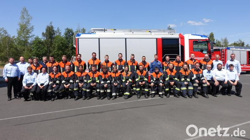 Die erfolgreichen Absolventen des MTA-Lehrgangs Teil 1 gemeinsam mit den Ausbildern und Prüfern sowie Kreisbrandmeister Wolfgang Fischer (hinten, Zweiter von rechts). Bild: flm