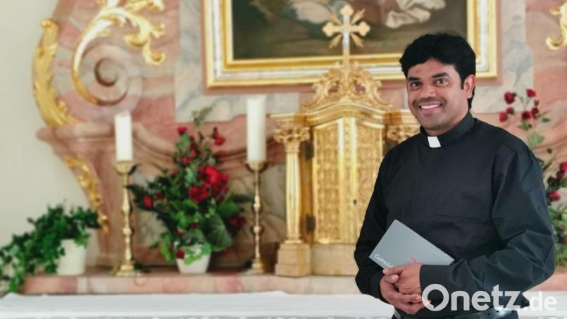 Neupriester Chinna Chennaiah Dola wird ab September als Kaplan in Oberviechtach wirken. Bei seinem ersten Besuch in der Stadt feierte er eine Messe in der Kapelle des Altenheims mit. Bild: Portner