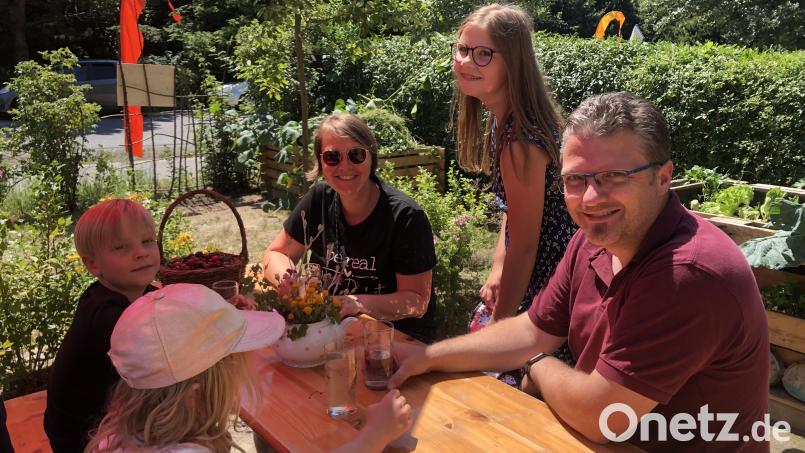 Trotz der Hitze kehren Gäste ins Garten-Café ein und erfrischen sich im Schatten der Sonnenschirme mit spritzigen Limonaden. Bild: Andrea Kostka/exb