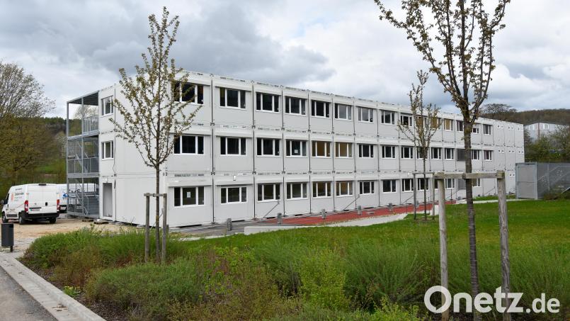 Das Containerdorf für Geflüchtete neben der Walter-Höllerer-Realschule in Sulzbach-Rosenberg. Bild: Petra Hartl
