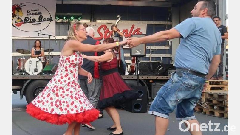 Genau so soll es beim Rockabilly-Abend abgehen. Die Gruppa Vespa Rio Nero lädt zu einem zweitägigen "Rockin Vespival" auf dem Schwarzenbacher Dorfplatz ein Bild: Kunz