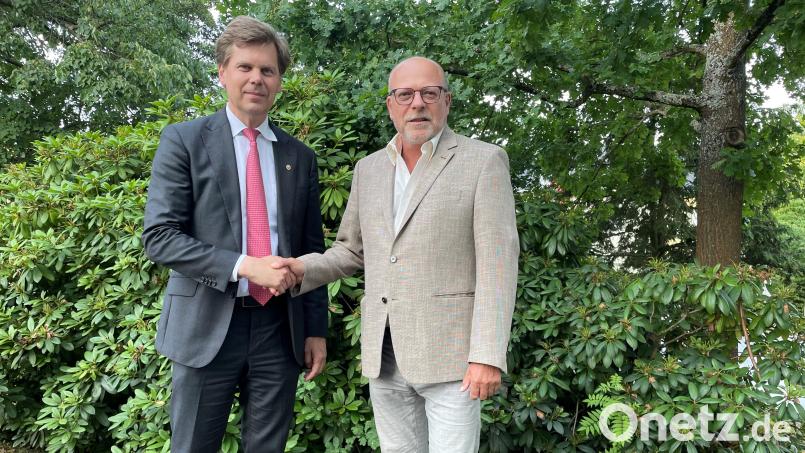 Dr. Oliver Schott (rechts) übernahm das Präsidentenamt von Dr. Christian Roßner. Bild: Lions Club Marktredwitz/exb