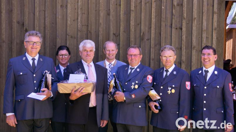 Zahlreiche ehemalige Vorstandsmitglieder wurden beim "Khannesdog" ausgezeichnet. Das Bild zeigt (von links) Konrad Scheidler, Vorsitzende Kerstin Nagler, Albert Lindner sen., Bürgermeister Konrad Kiener, Johann Hartinger, Josef Lindner sowie Kommandant Thomas Klinger. Bild: Lindner/exb