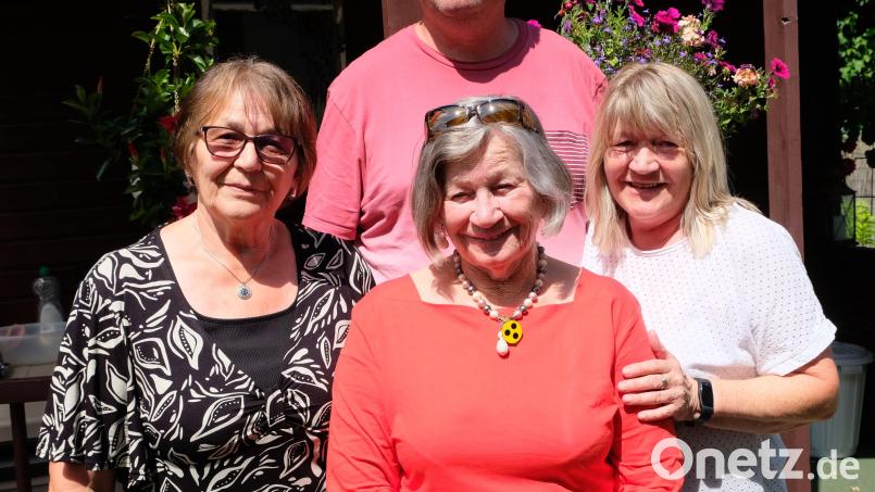 Zum 90. Geburtstag gratulieren Rosa Hollfelder (Bildmitte) Schwester Hildegard Kohler (links), Tochter Angelika (rechts) und Schwiegersohn Thomas Lingl. Bild: do