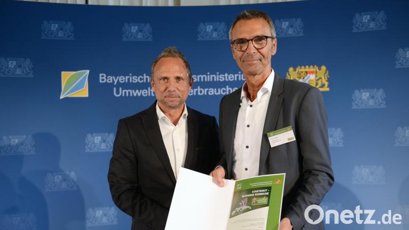 Staatsminister Thomas Glauber überreichte die Urkunde an Bürgermeister Peter Achatzi (rechts). Bild: Bayerisches Staatsministerium