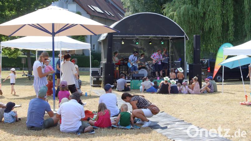 Lässig picknicken, Musik hören und sich dem Jonglieren oder anderen spielerischen Herausforderungen aus dem Spielebus stellen: Im Stadtpark ging ein gelungener Familiennachmittag über die Bühne. Bild: mfh