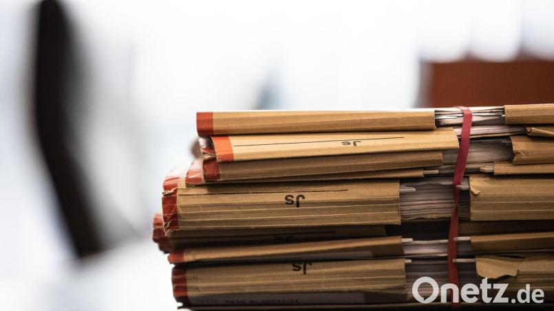 Ein 27-Jähriger hätte nach einem Urteil einer Schwandorfer Richterin wegen einer Attacke auf einen Lastwagenfahrer für 15 Monaten ins Gefängnis gemusst. Er und sein Anwalt gehen in Berufung. Symbolbild: Swen Pförtner/dpa