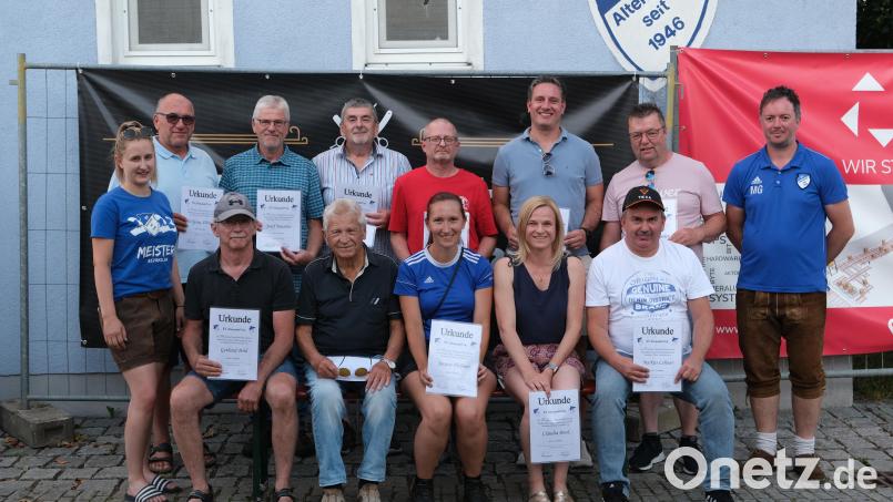 Der SV Altenstadt ehrt langjährige Mitglieder. Bild: Renate Hilburger/exb