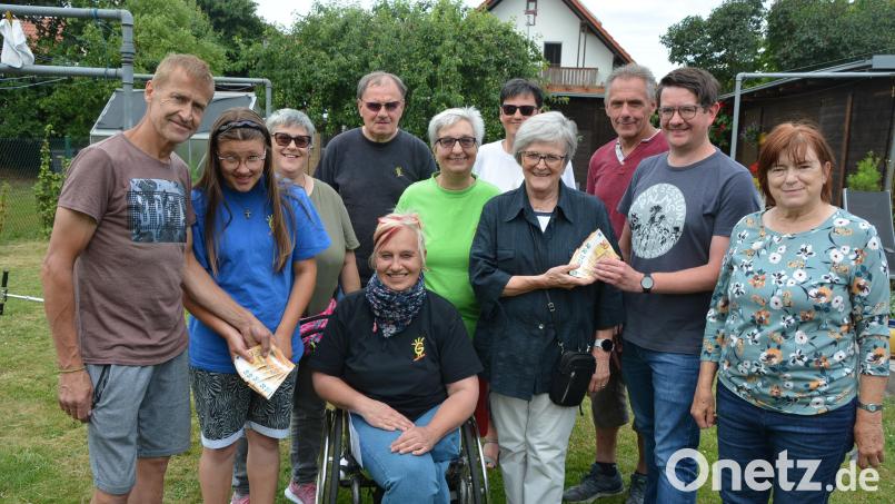 Der Erlös des 23. Straßenfestes in der Bauvereinstraße in Mitterteich ging an die Aktion Feuerkinder und die Selbsthilfegruppe Behinderte/Nichtbehinderte, vertreten durch Dr. Annemarie Schraml (Vierte von rechts) und Martina Sötje (Siebte von rechts). Die Spenden übergaben die Organisatoren Harald Süß (Dritter von rechts), Volker Führlich (links) und Martin Zithier (Zweiter von rechts). Bild: jr