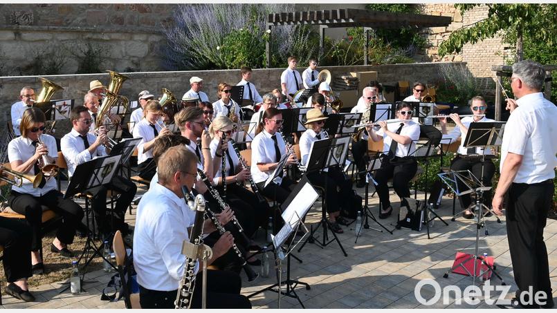 Anton Lottner (rechts) dirigierte bei der Serenade in Poppenricht die Knappschaftskapelle, während für das etwas kleiner Jugendorchester Doris Schwager den Taktstock führte. Bild: gf