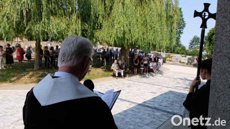 Pfarrer Wilfried Römischer bei der Segnungsfeier auf dem Friedhof Bild: le