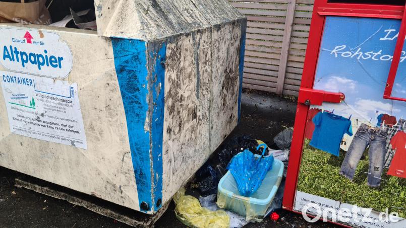 Alte Wannen und Regenschirme haben an den Recycling-Containern nichts verloren. Bild: sne
