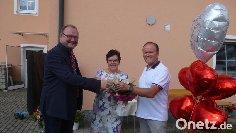 Bürgermeister Uwe König gratuliert Lydia Welsch zum 25-jährigen Praxisjubiläum. Mit dabei war Welsch Ehemann Rudolf. Bild: bk