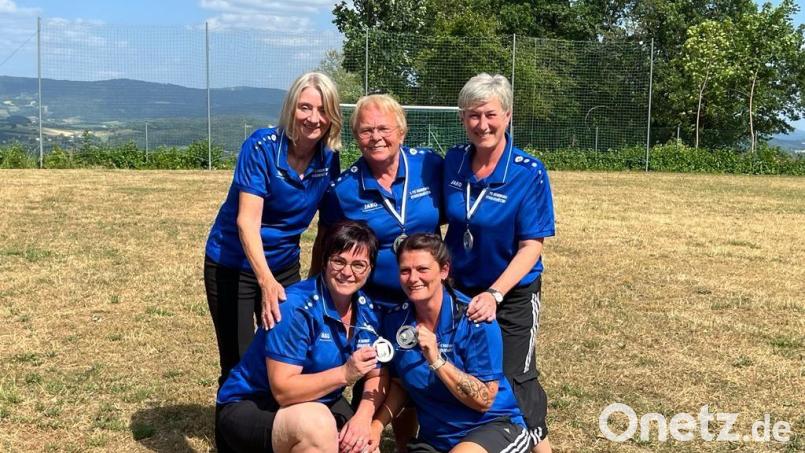Die erfolgreichen Neunburger Damen: (vordere Reihe von links) Renate Rampf und Anja Ullmann, (hintere reihe von links) Margit Graf, Traudl Schwindler und Sandra Schambeck. Bild: Schambeck/privat