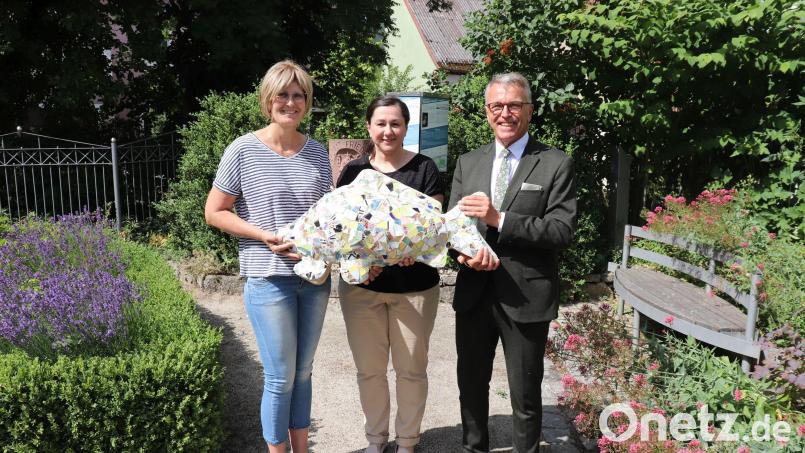 Von links im Bild: Kerstin Rumswinkel, Birgit Plößner und Franz Stahl mit dem gestalteten Karpfen „Franz-Xaver“. Bild: Stadt Tirschenreuth/exb