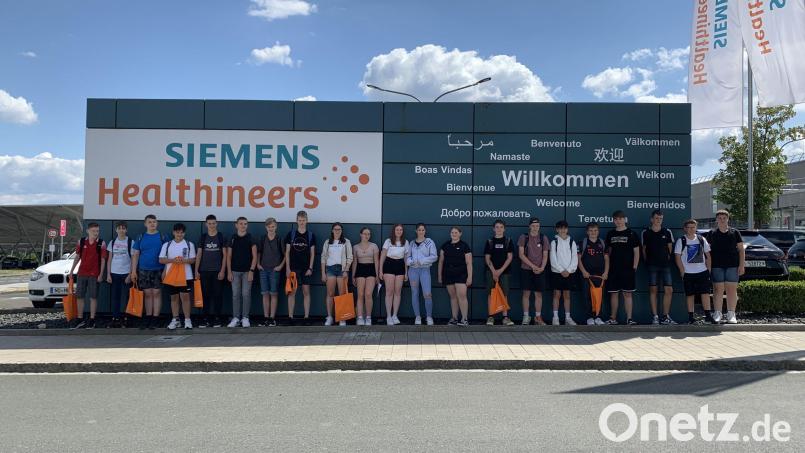 Kemnather Mittel- und Realschüler erhielten beim MINT-Erlebnistag bei der Firma Siemens Healthineers einen Einblick in mögliche Ausbildungsberufe, Prozessoptimierung und den Einsatz von Robotern in der Fertigung. Bild: Siemens Healthcare/exb