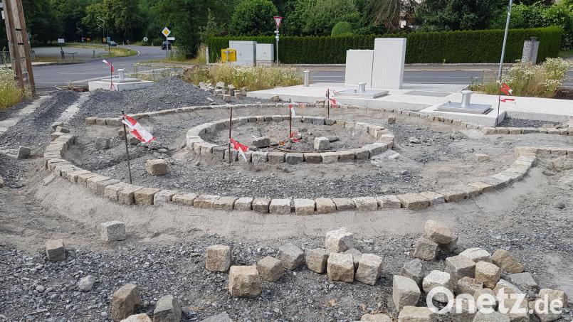 Eine Tiefbaufrima pflastert derzeit den Platz des neuen Regenüberlaufbeckens am Naabberg. Die kreative Gestaltung des Platzes übernimmt der Kunst- und Kulturverein Erbendorf. Bild: Benkhardt