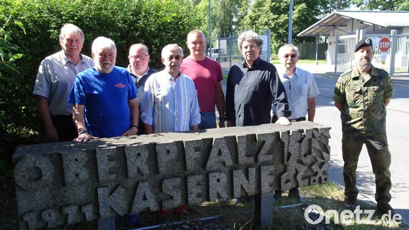 Anlässlich des 50-jährigen Eintritts in die Bundeswehr trifft sich eine Gruppe der ehemaligen Soldaten. Oberstleutnant Jürgen Seim (rechts) nimmt die Besucher am Tor der Oberpfalzkaserne in Empfang. Bild: hm