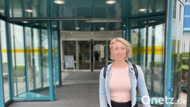 Nina Ziegler auf dem Weg zu ihrer Untersuchung im Amberger Klinikum. Bild: Schönhofen