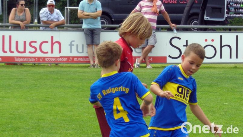 Eine Szene aus dem Spiel der FC2-Sieger SV Raigering gegen SG Walhalla Regensburg. Bild: gau