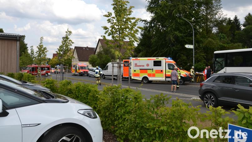 Viele Rettungskräfte rückten zu dem Unfall in der Falkenberger Straße in Tirschenreuth aus. Bild: as