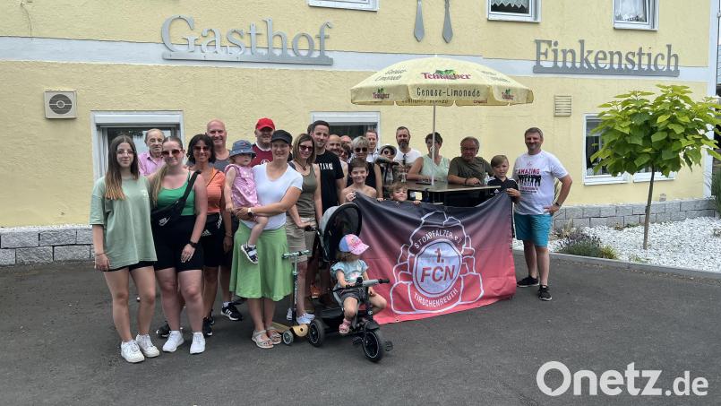 Wanderung des 1. FCN Fanclub &quot;Stoapfälzer&quot; Tirschenreuth zum Finkenstich nach Themenreuth. Gruppenbild vor dem Gasthof. Bild: 1. FCN Fanclub &quot;Stoapfälzer&quot;/exb