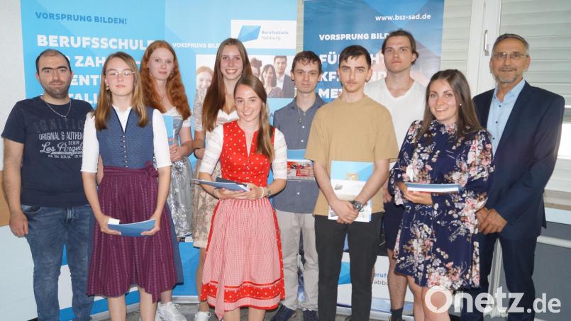Ghazar Bedros, Katharina von Borstel, Selina Plößl, Alexandra Heppner, Ramona Zilk, Marco Karl, Lukas Rittmann, Stefan Fritsch und Ann-Katrin Klarner (von links) sind die Besten in ihren Berufen. Ihnen gratuliert Oberstudiendirektor Martin Abt (rechts). Bild: Werner Sauer/exb