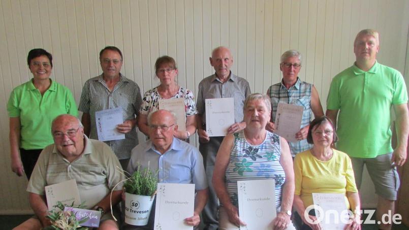 Die Vorsitzenden Markus Fenzl (rechts) und Eva-Maria Panzer dankten Karl Kastner, Sylvia Heinl, Hans Lorenz, Johanna Bokisch (stehend von links), Richard Heinl, Albert Wegmann, Veronika Käs und Monika Wegmann für ihre Verbundenheit zum Verein. Bild: exa