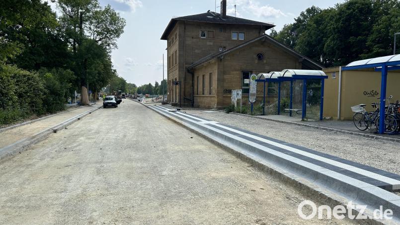 Es fehlt nur noch der Asphalt: Noch in dieser Woche könnte in der Bahnhofstraße und auf den Nebenflächen die Tragschicht aufgebracht werden. Bild: Andreas Royer