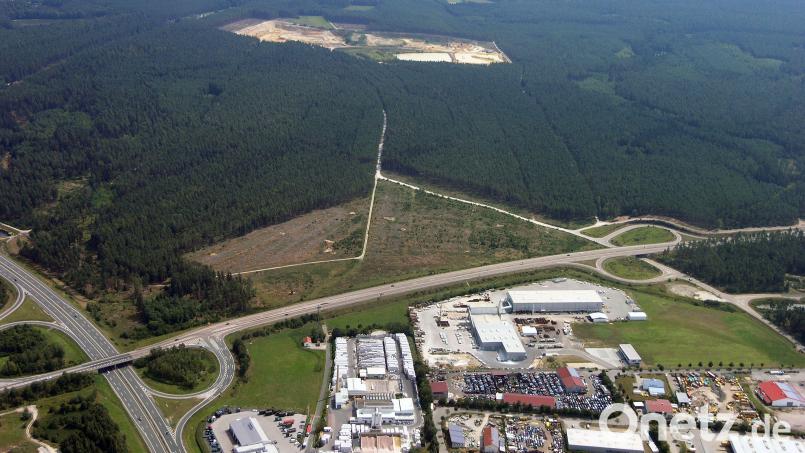 Hier wird Fläche gefressen: Das Foto zeigt die Industriegebiete Schafhof bei Ebermannsdorf vor der Ansiedlung von Schnellrestaurant, Autohaus und Tankstelle. Im Hintergrund die Sandgruben bei Freihöls. Allerdings ist nicht der Landkreis für diese Flächen zuständig. Bild: Heike Unger