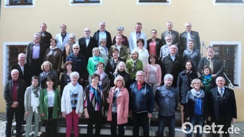 Die Teilnehmer des Schülertreffens zeigt das Foto mit Pfarrer Josef Most (untere Reihe rechts). Bild: Eins2Drei Pfreimd/exb