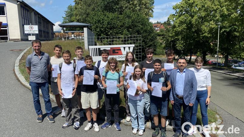 Die Schüler des des Ortenburg-Gymnasium lernten bei einem Besuch der Firma TGW Systems Integration aus Teunz Grundlagen des Programmierens. Bild: Klug/exb