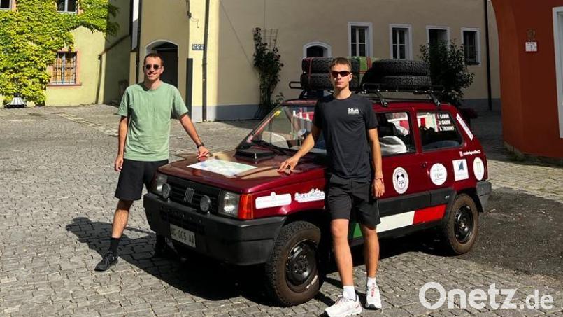 Lodovico Garini und Luca Troiano machen auf dem Weg von der Lombardei in die Mongolei Halt am Pfarrplatz in Weiden. Lodovicos Bruder soll als dritter Passagier ihres Fiat Panda im Iran zu den beiden stoßen. Bild: Lodovico Garini (privat)